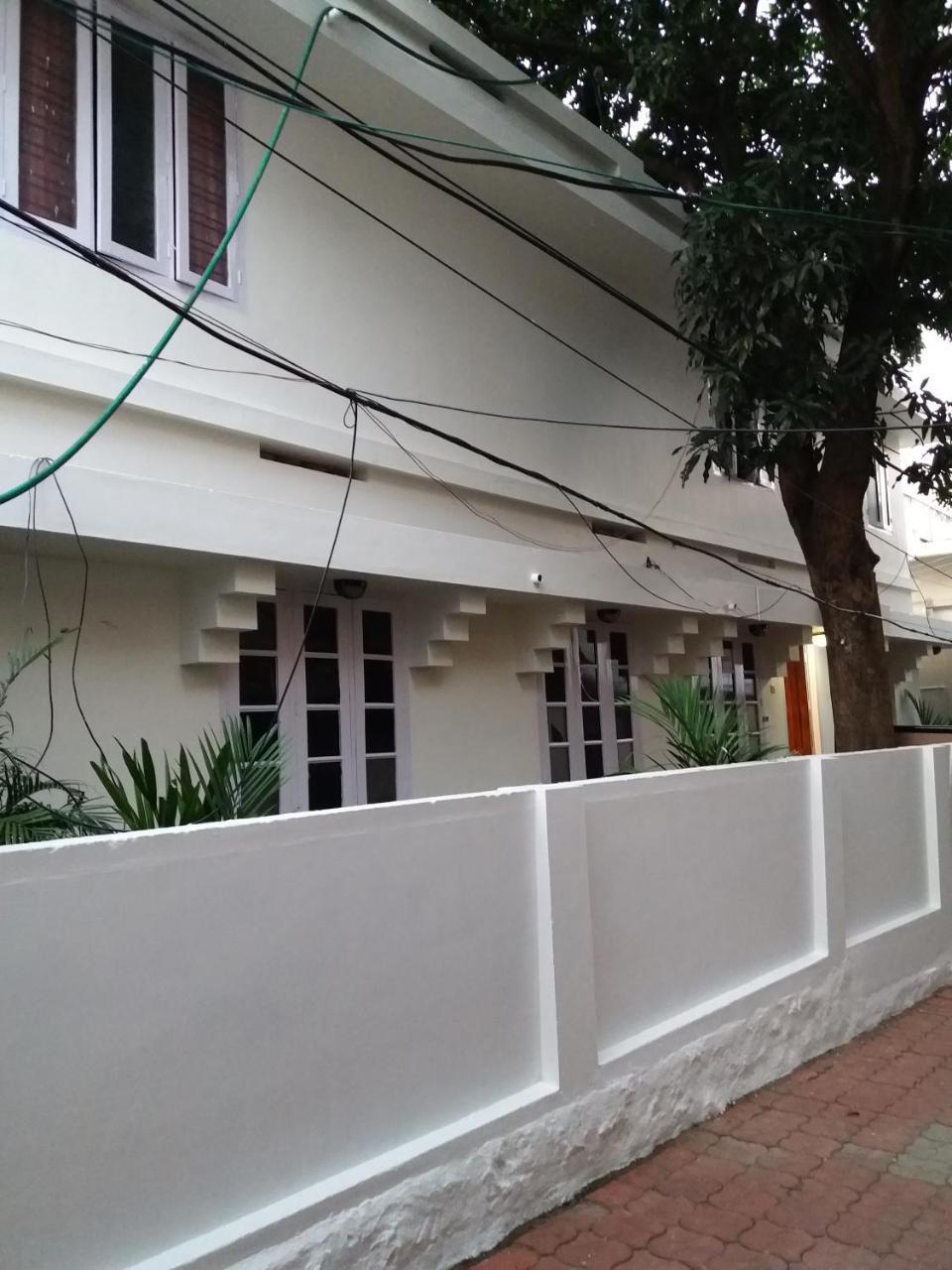 Capital Comfort Hotel Thiruvananthapuram Buitenkant foto